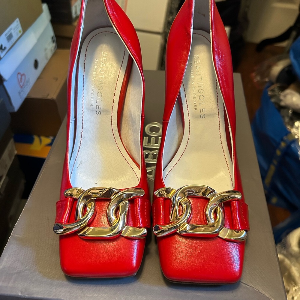 Vero Cuoio Red Heels/Gold Chain Detail floor sample. Women size 5.5/Youth size 4